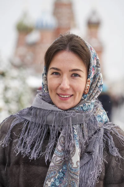 Portret Close Van Jonge Mooie Gelukkig Brunette Vrouw Bontjas Nerts — Stockfoto