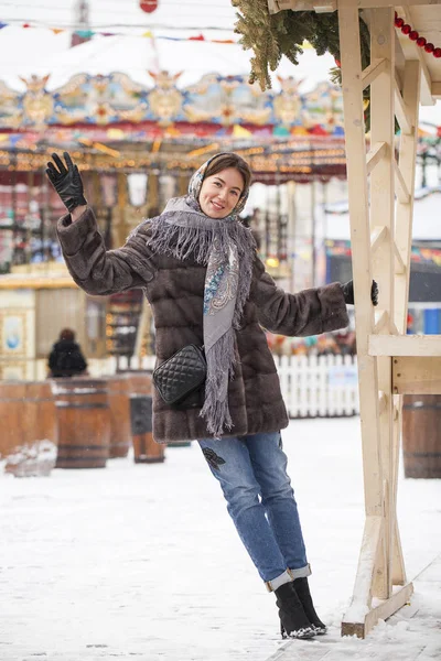 Glücklich Schöne Brünette Frau Fell Nerzmantel Und Schal Der Mitte — Stockfoto