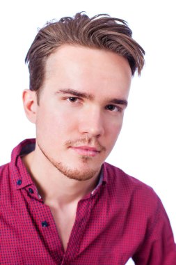 Beyaz isolared arka plan üzerinde genç bir adam portresi stüdyo