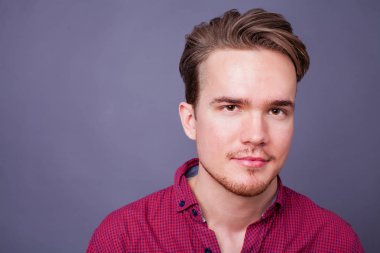 Karanlık bir arka plan üzerinde genç bir adam portresi stüdyo