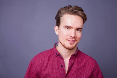 Karanlık bir arka plan üzerinde genç bir adam portresi stüdyo