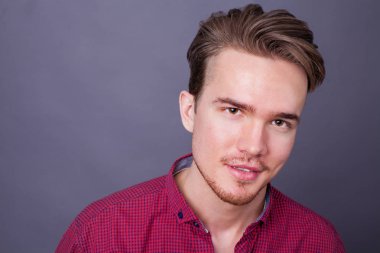 Karanlık bir arka plan üzerinde genç bir adam portresi stüdyo