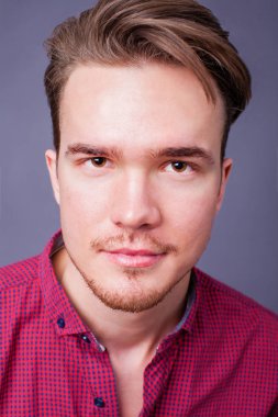 Karanlık bir arka plan üzerinde genç bir adam portresi stüdyo