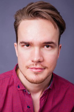 Karanlık bir arka plan üzerinde genç bir adam portresi stüdyo