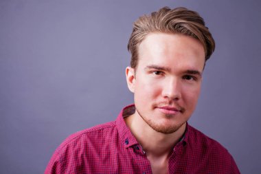 Karanlık bir arka plan üzerinde genç bir adam portresi stüdyo