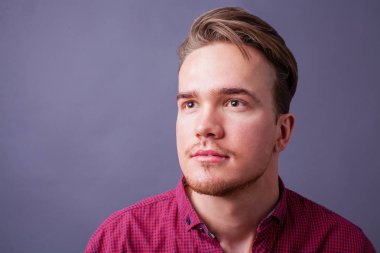 Karanlık bir arka plan üzerinde genç bir adam portresi stüdyo