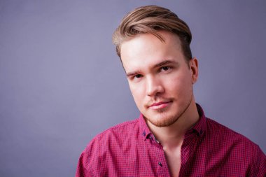 Karanlık bir arka plan üzerinde genç bir adam portresi stüdyo