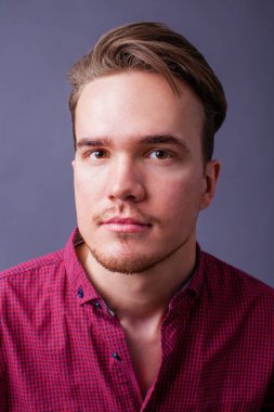 Karanlık bir arka plan üzerinde genç bir adam portresi stüdyo