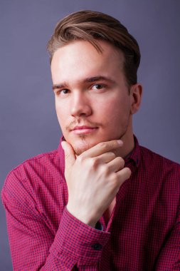 Karanlık bir arka plan üzerinde genç bir adam portresi stüdyo