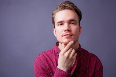 Karanlık bir arka plan üzerinde genç bir adam portresi stüdyo