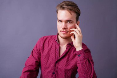 Karanlık bir arka plan üzerinde genç bir adam portresi stüdyo