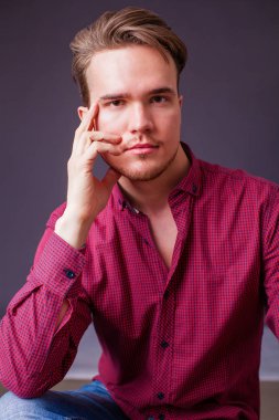 Karanlık bir arka plan üzerinde genç bir adam portresi stüdyo