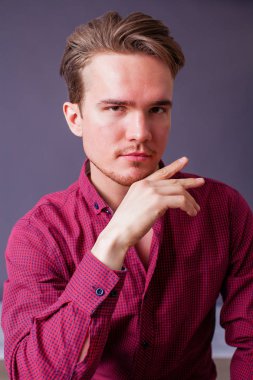 Karanlık bir arka plan üzerinde genç bir adam portresi stüdyo