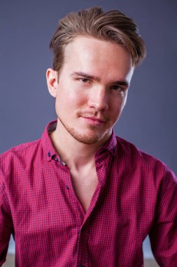 Karanlık bir arka plan üzerinde genç bir adam portresi stüdyo