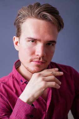 Karanlık bir arka plan üzerinde genç bir adam portresi stüdyo