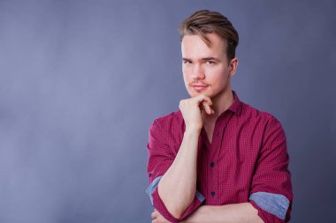 Karanlık bir arka plan üzerinde genç bir adam portresi stüdyo