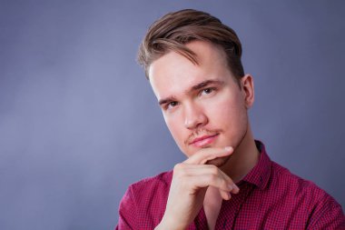 Karanlık bir arka plan üzerinde genç bir adam portresi stüdyo