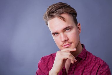 Karanlık bir arka plan üzerinde genç bir adam portresi stüdyo