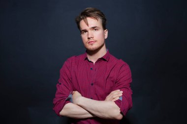 Karanlık bir arka plan üzerinde genç bir adam portresi stüdyo