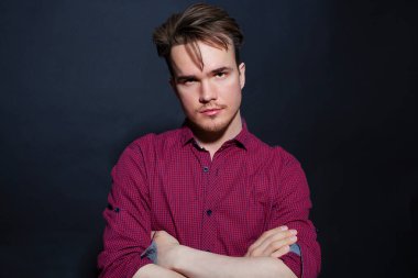 Karanlık bir arka plan üzerinde genç bir adam portresi stüdyo