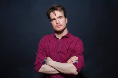 Karanlık bir arka plan üzerinde genç bir adam portresi stüdyo