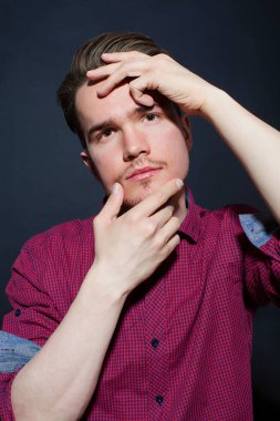 Karanlık bir arka plan üzerinde genç bir adam portresi stüdyo