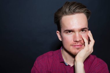 Karanlık bir arka plan üzerinde genç bir adam portresi stüdyo