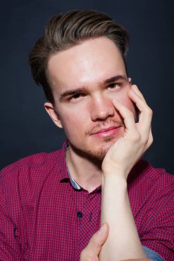 Karanlık bir arka plan üzerinde genç bir adam portresi stüdyo