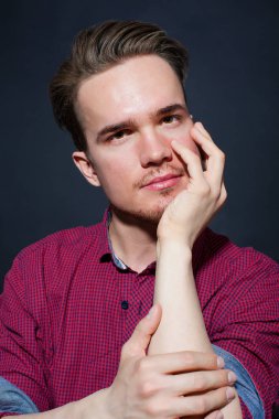 Karanlık bir arka plan üzerinde genç bir adam portresi stüdyo