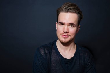 Karanlık bir arka plan üzerinde genç bir adam portresi stüdyo