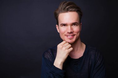 Karanlık bir arka plan üzerinde genç bir adam portresi stüdyo