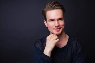 Karanlık bir arka plan üzerinde genç bir adam portresi stüdyo