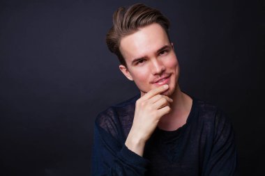 Karanlık bir arka plan üzerinde genç bir adam portresi stüdyo