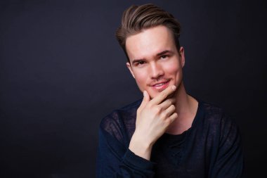 Karanlık bir arka plan üzerinde genç bir adam portresi stüdyo