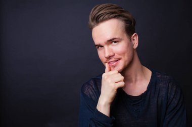 Karanlık bir arka plan üzerinde genç bir adam portresi stüdyo