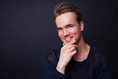 Karanlık bir arka plan üzerinde genç bir adam portresi stüdyo