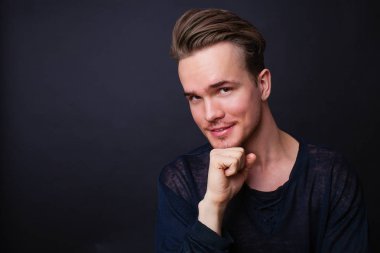 Karanlık bir arka plan üzerinde genç bir adam portresi stüdyo