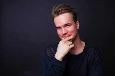 Karanlık bir arka plan üzerinde genç bir adam portresi stüdyo