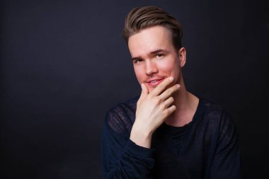 Karanlık bir arka plan üzerinde genç bir adam portresi stüdyo