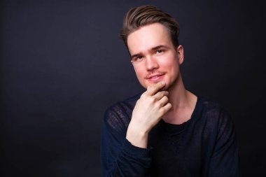 Karanlık bir arka plan üzerinde genç bir adam portresi stüdyo