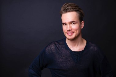 Karanlık bir arka plan üzerinde genç bir adam portresi stüdyo