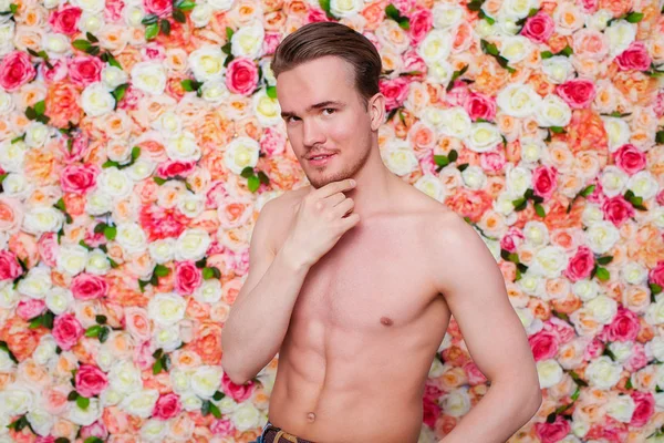 Portret Van Een Jonge Sexy Man Achtergrond Van Floral Studio — Stockfoto