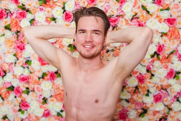 Portret Van Een Jonge Sexy Man Achtergrond Van Floral Studio — Stockfoto
