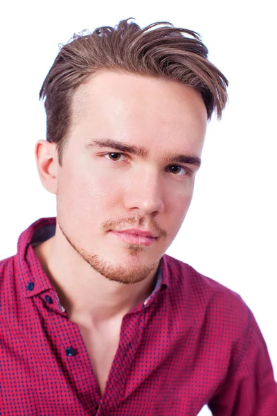 Beyaz isolared arka plan üzerinde genç bir adam portresi stüdyo