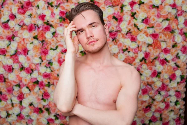 Portret Van Een Jonge Sexy Man Achtergrond Van Floral Studio — Stockfoto