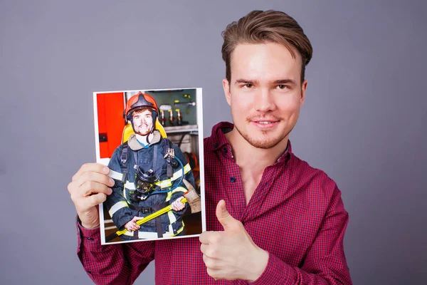 Ein Junger Mann Hält Sein Foto Mit Dem Bild Eines — Stockfoto