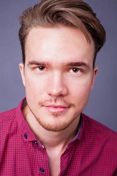 Karanlık bir arka plan üzerinde genç bir adam portresi stüdyo