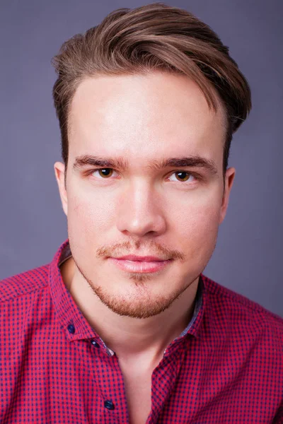 Karanlık bir arka plan üzerinde genç bir adam portresi stüdyo