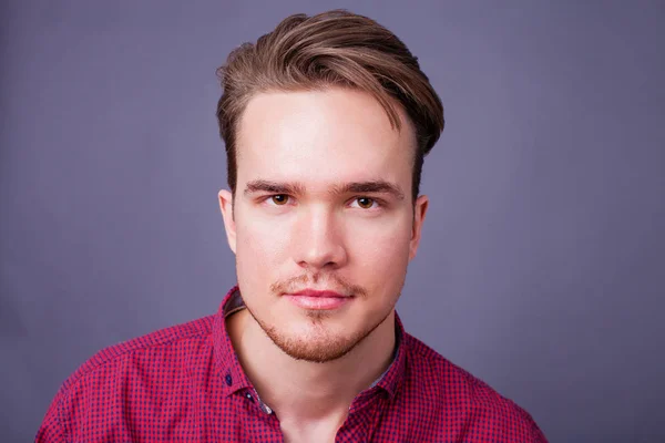 Retrato Estudio Joven Sobre Fondo Oscuro — Foto de Stock