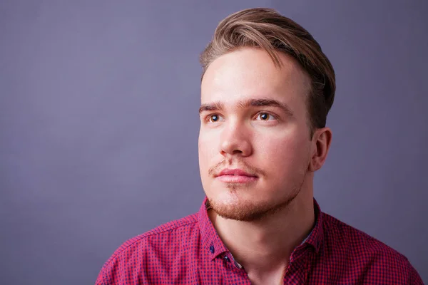 Retrato Estudio Joven Sobre Fondo Oscuro — Foto de Stock